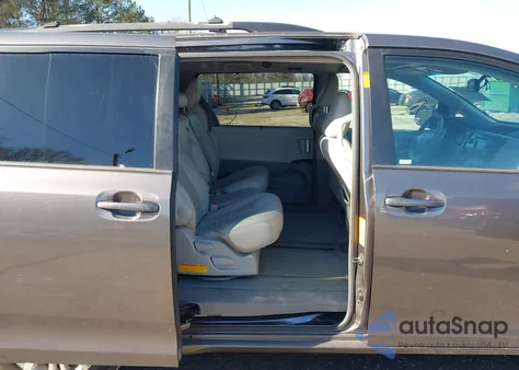 2013 Toyota Sienna Xle V6 8 Passenger z USA, uszkodzony, nr VIN 5TDYK3DC4DS296372